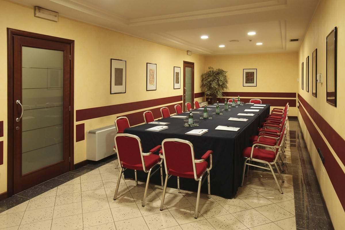 Airport Hotel Meeting Center 21
