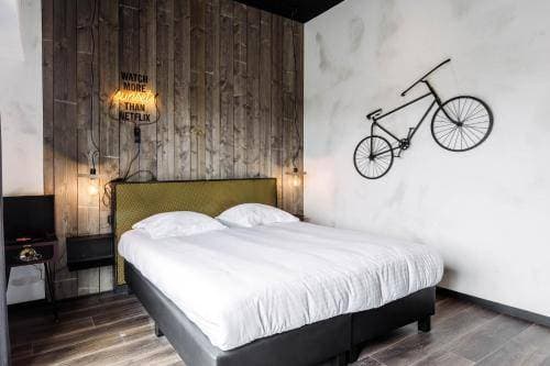 Upstairs Hotel 25