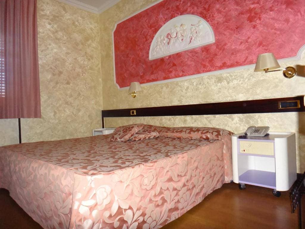 Benny Hotel 18