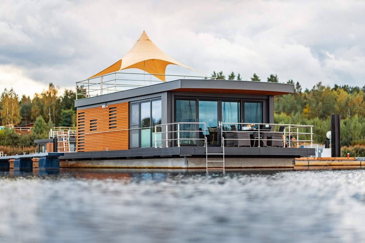 Hausboote am Bärwalder See 10