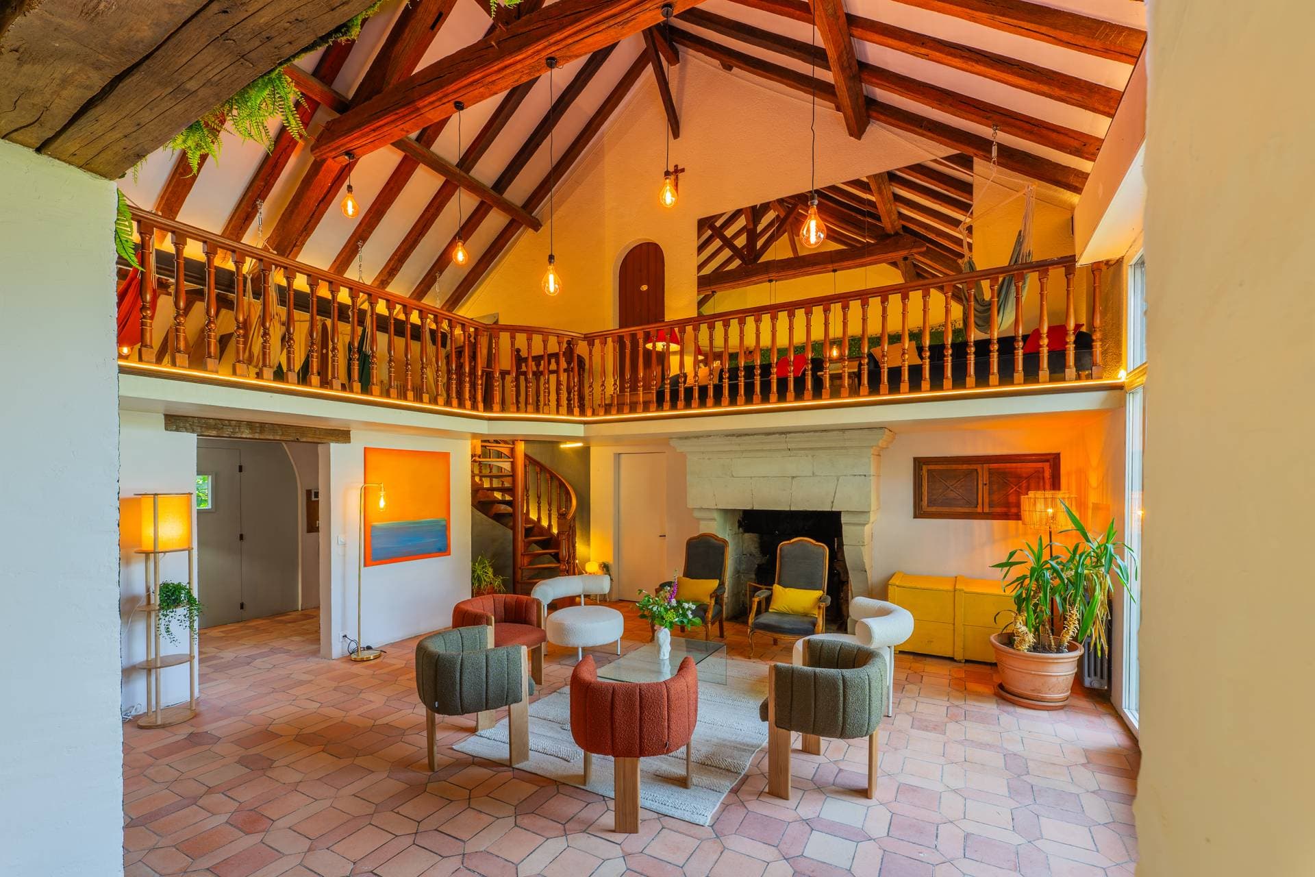Salon avec cheminée et mezzanine 