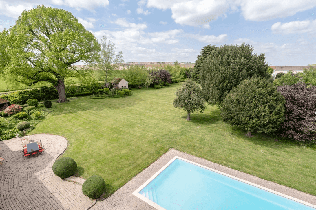 Espace extérieur : jardin, piscine, tennis
