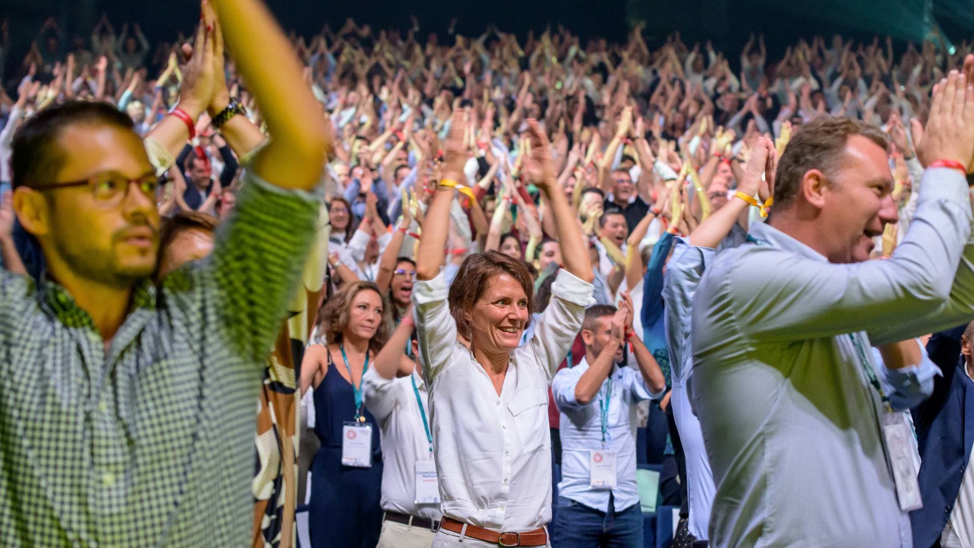 Team building Body Percussion – expérience immersive en plénière (3000 participants) pour renforcer la cohésion d’équipe, l’écoute et l’énergie collective en entreprise.