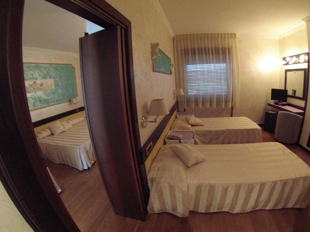 Benny Hotel 12
