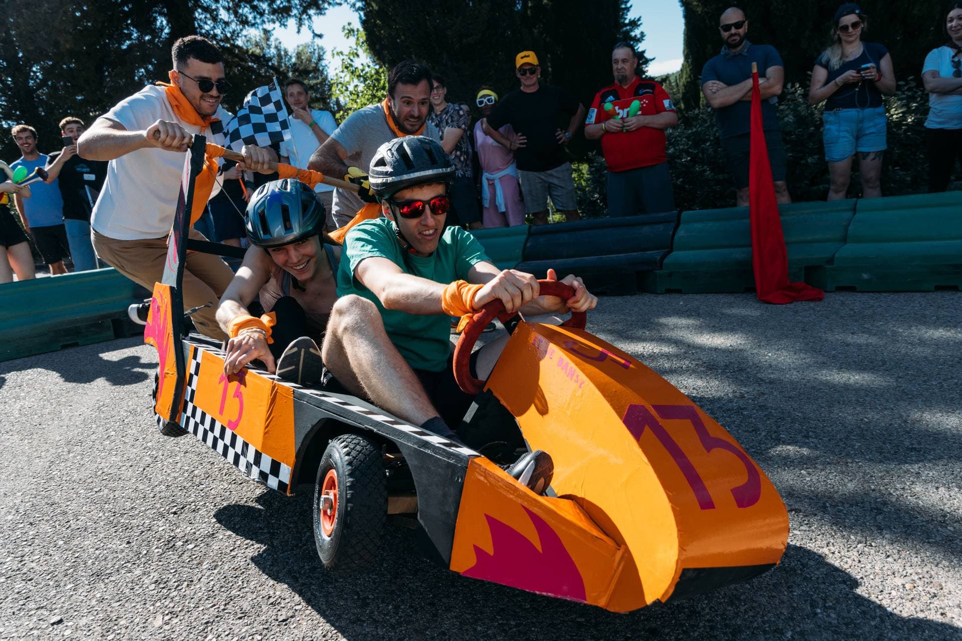 PUSH CAR : Participez à une course de caisses à savon revisitée, alliant créativité, stratégie et esprit d’équipe. Après avoir conçu et customisé leur bolide, les participants s’affrontent sur la piste dans une compétition aussi fun qu’adrénaline.
