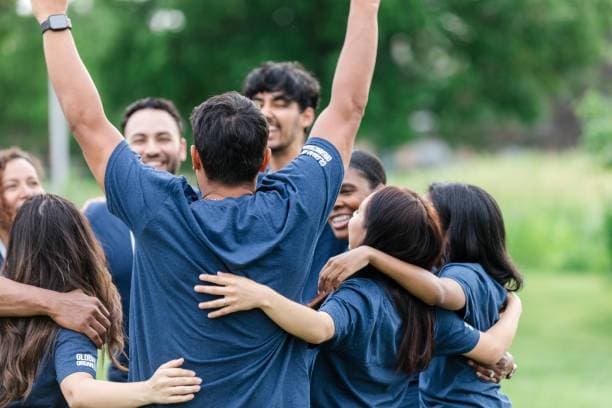 Une équipe qui fait du tir à la corde en plein team building.