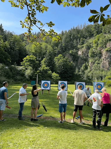 Bogenschießen im Steinbruch