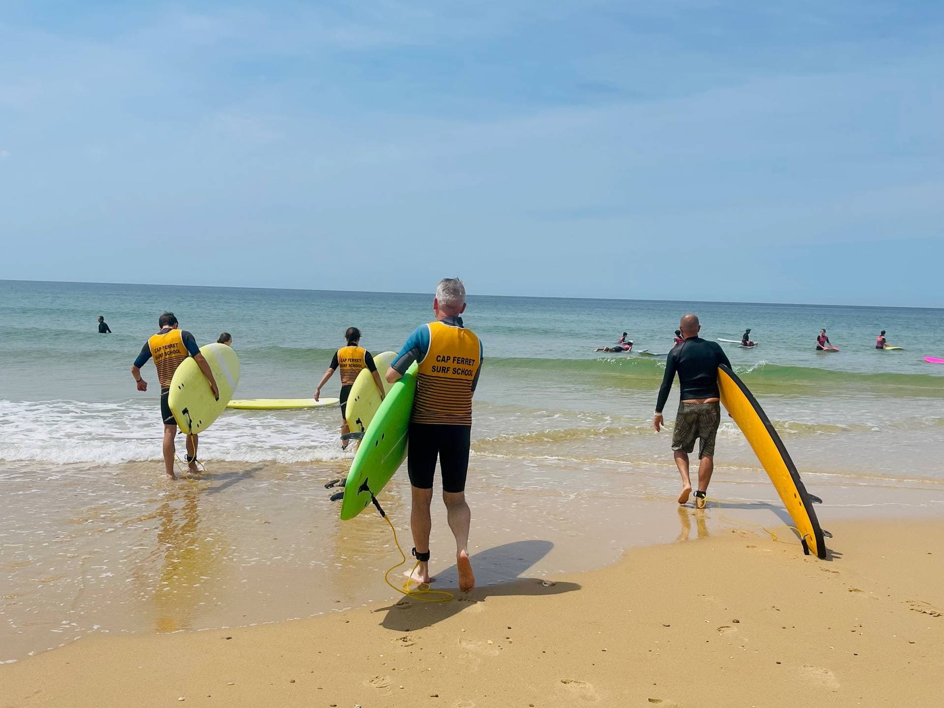 Des moniteurs dans l'eau avec vous