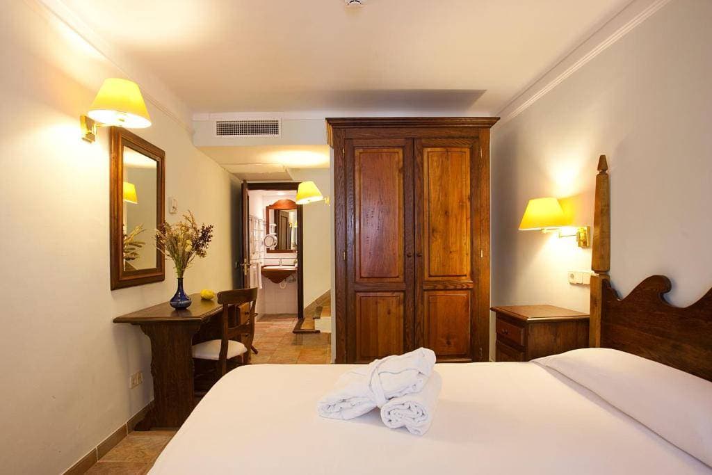 Hotel Cala Sant Vicenç 11