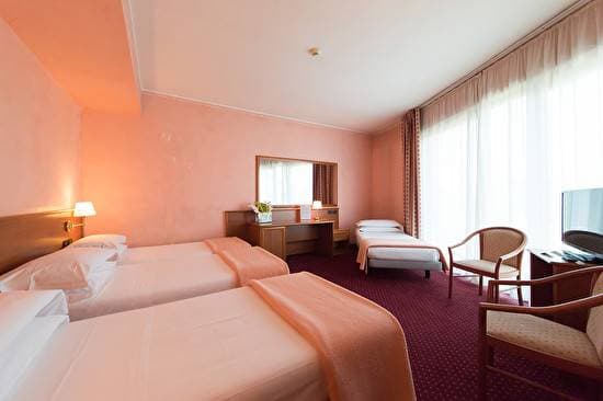 Airport Hotel Meeting Center 12