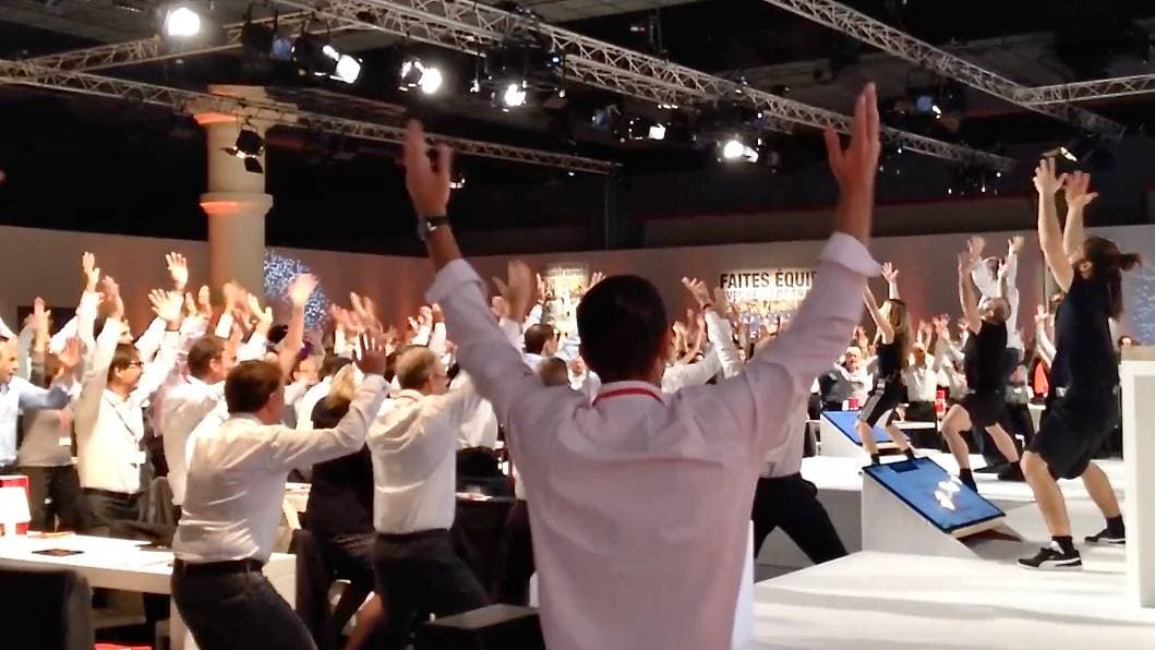 Team building Haka collaboratif – 300 participants unis dans une expérience puissante de cohésion d’équipe, d’engagement et d’énergie collective.