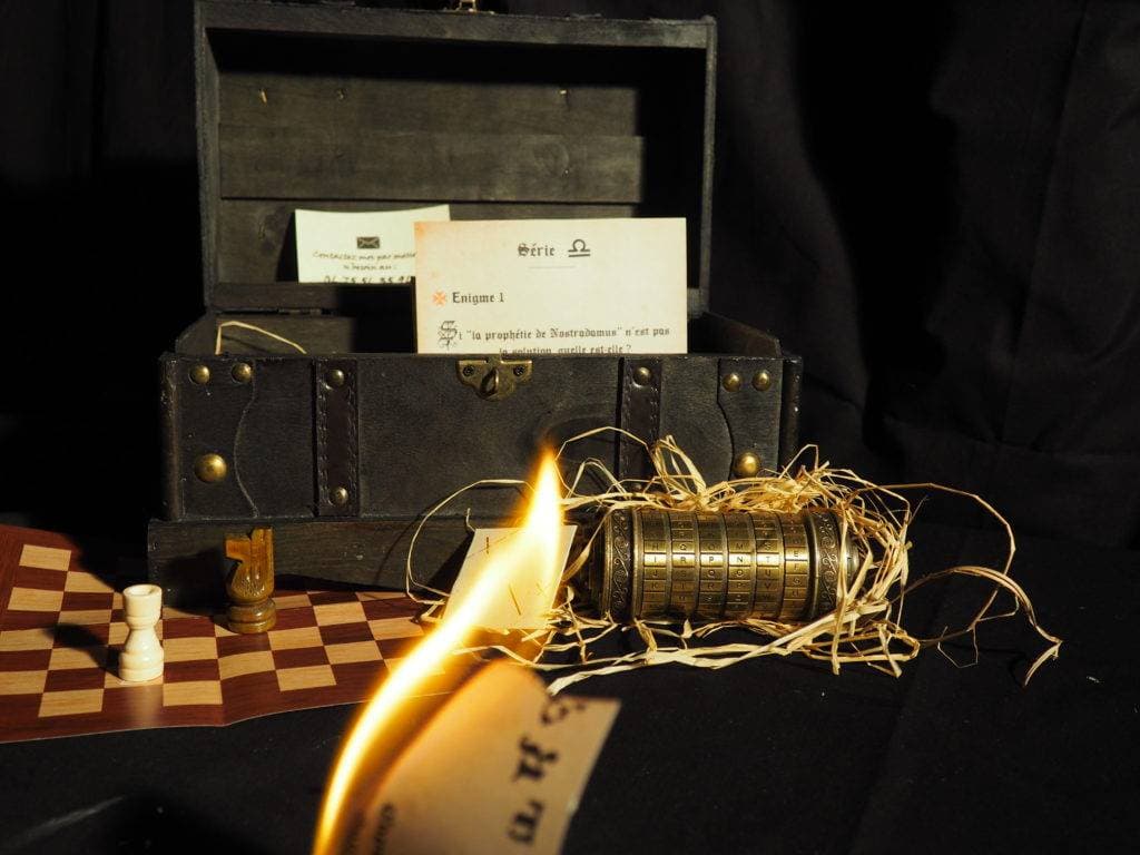 ESCAPE BOX : Plongez vos équipes dans un défi captivant où logique, communication et esprit d’analyse seront essentiels pour percer les mystères d’un coffre rempli d’énigmes. Entièrement personnalisable, cette expérience immersive peut être livrée clé en main ou animée par nos experts pour un moment aussi ludique qu’engageant.