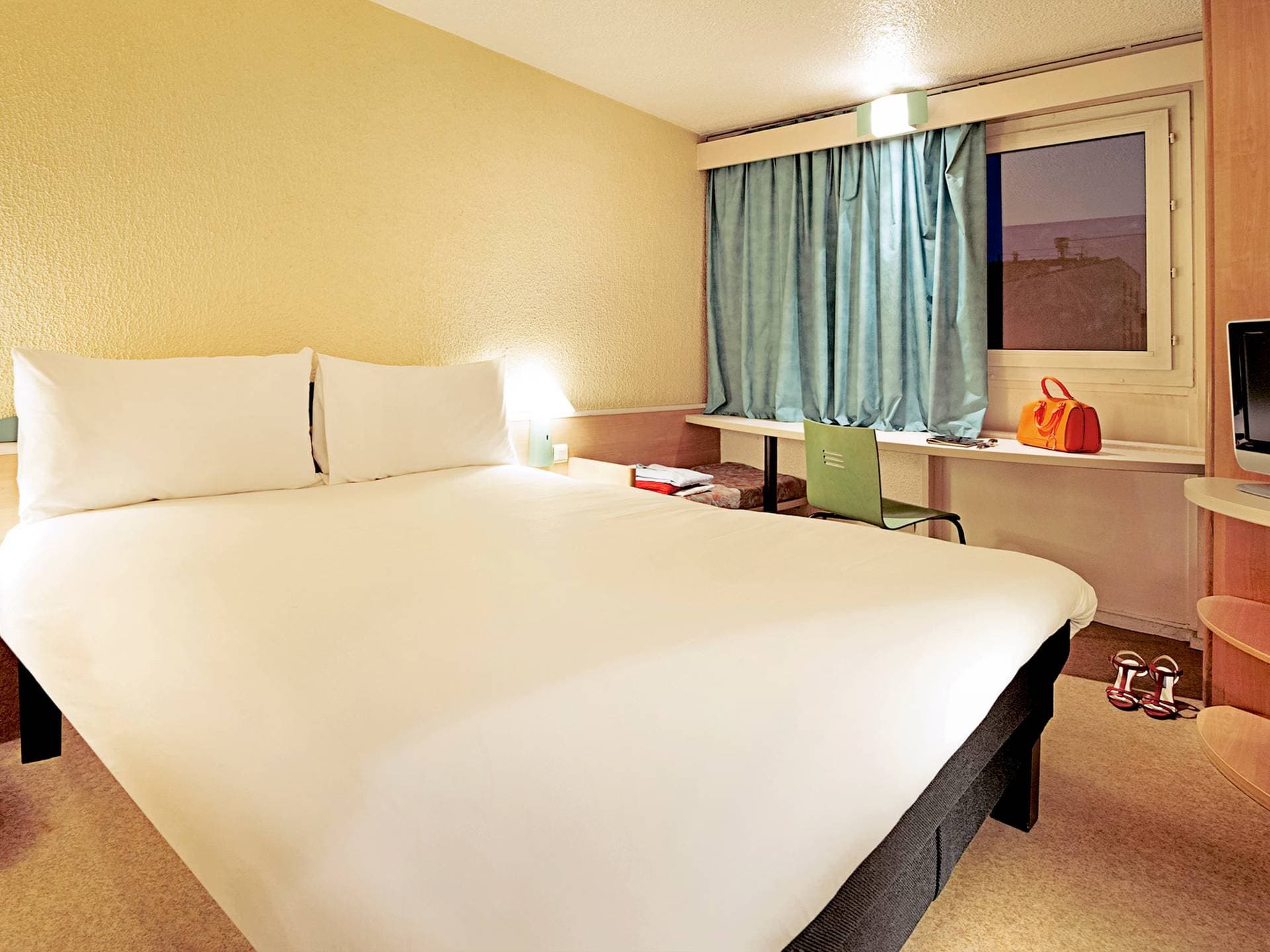 Ibis Lyon Est Bron  7
