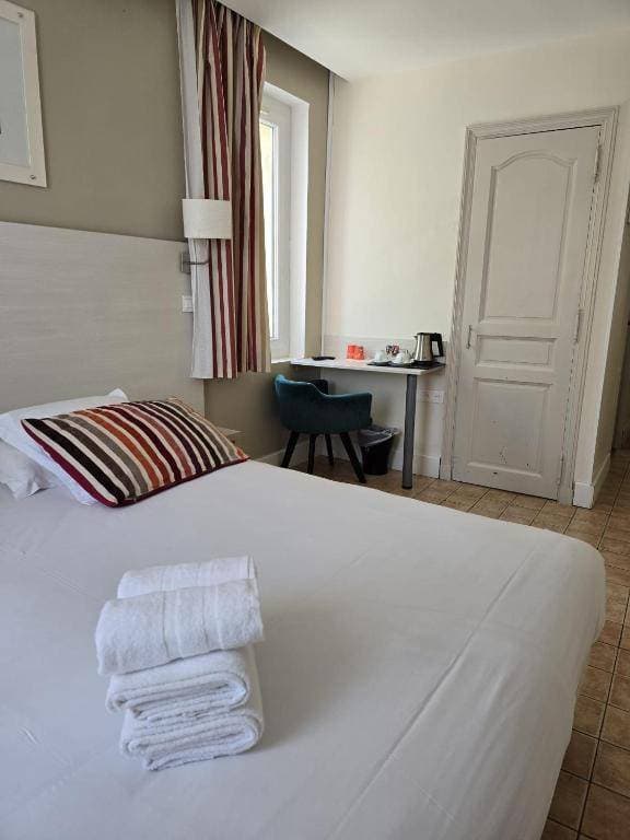 Hôtel Le Cassitel** 7