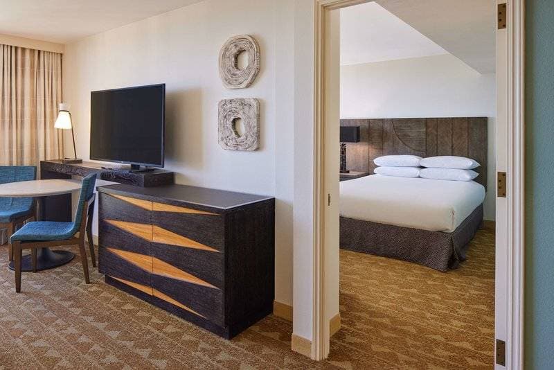 Embassy Suites Waikiki Beach Walk 56