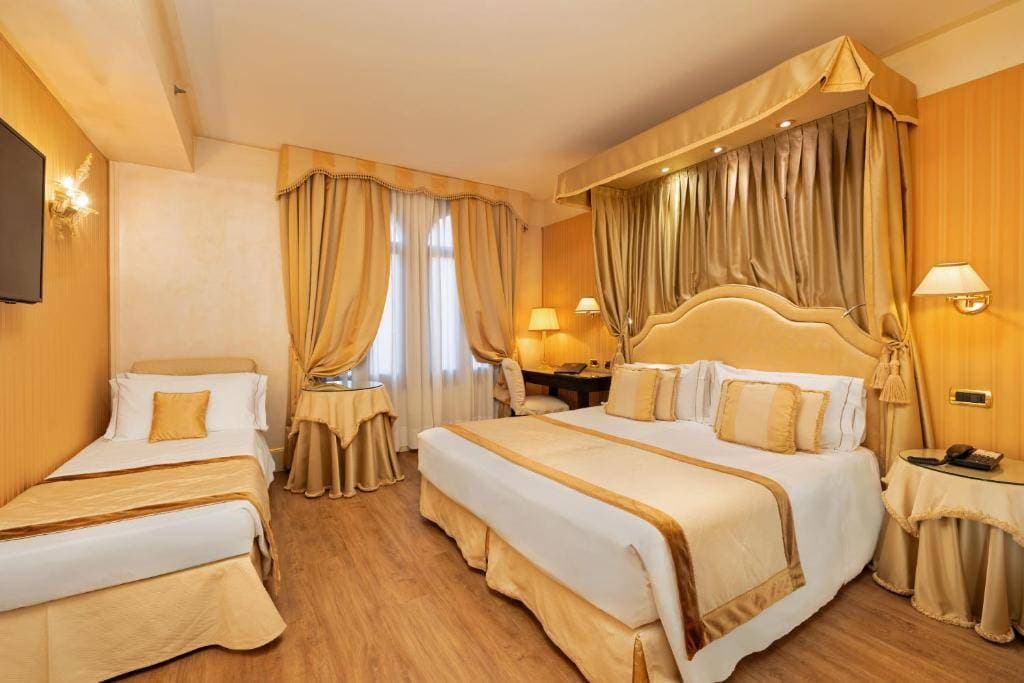 Hotel A la Commedia 7