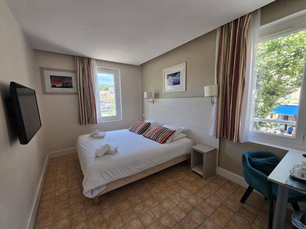 Hôtel Le Cassitel** 6