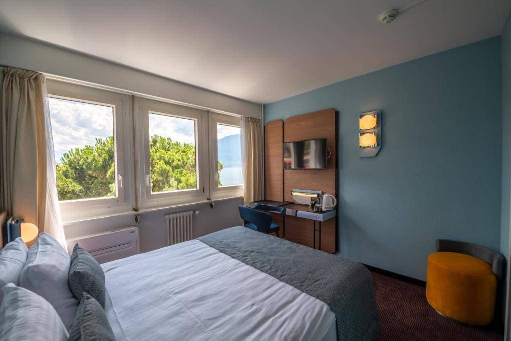 Mona Montreux 30