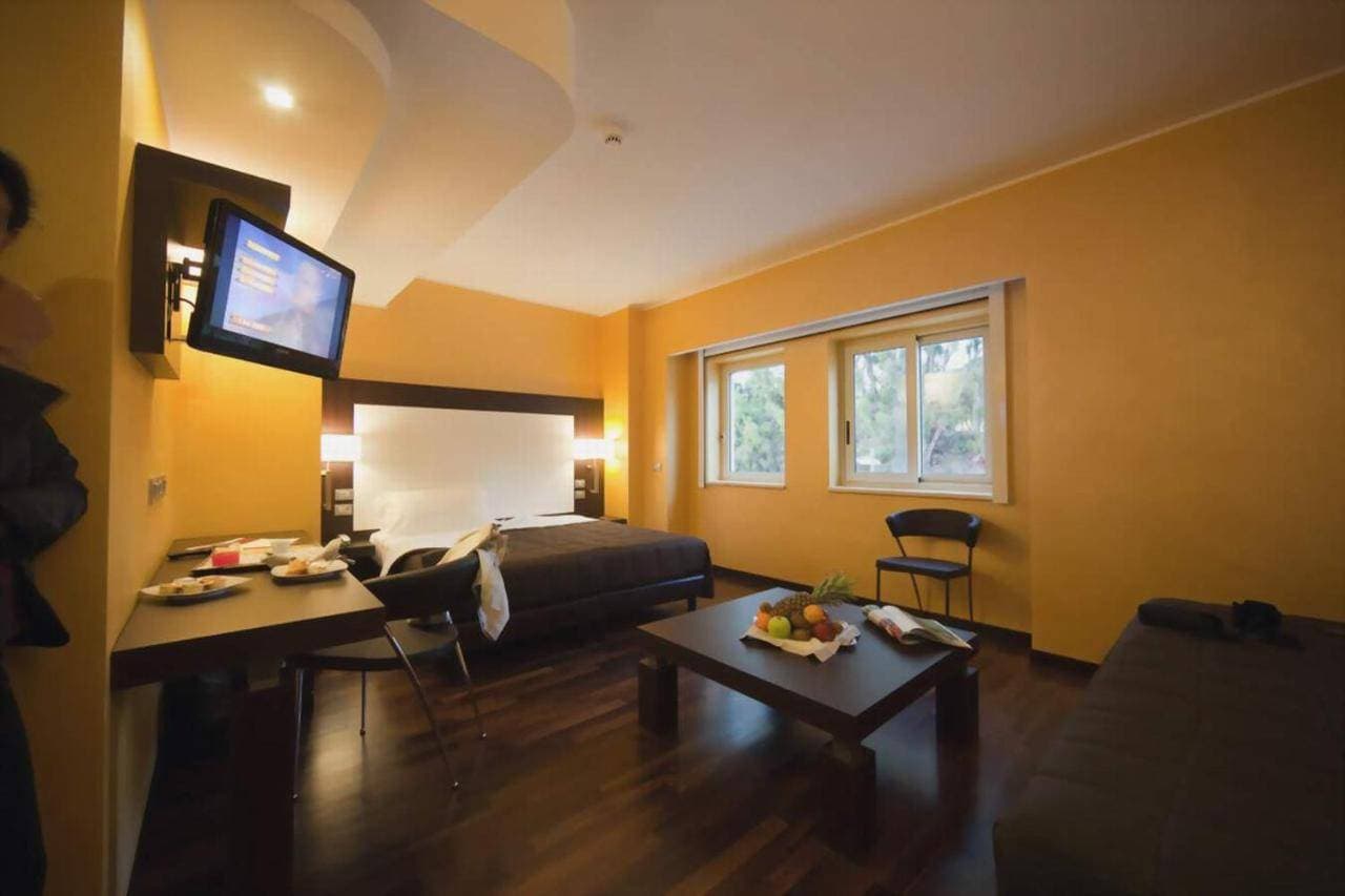 È HOTEL 7
