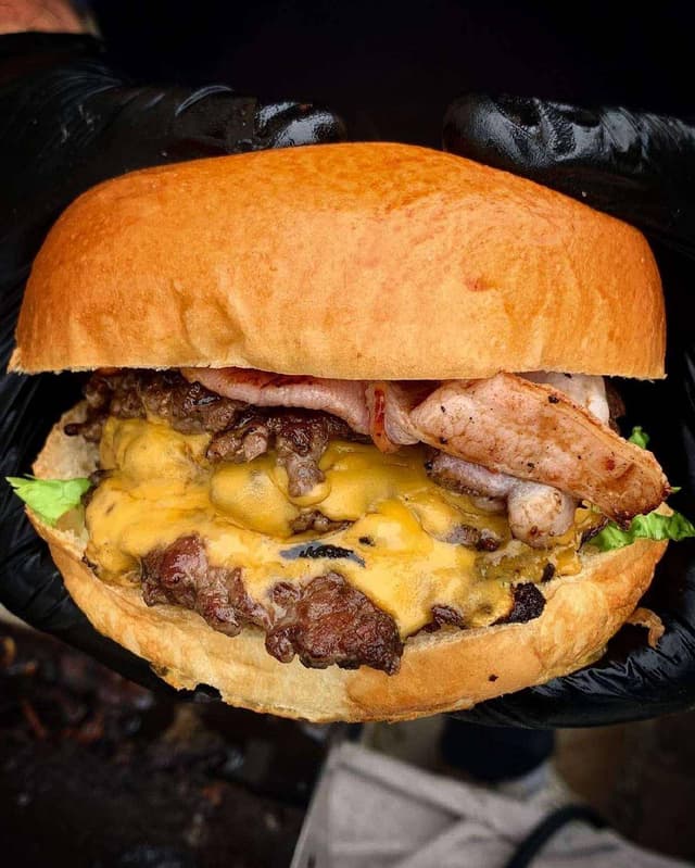 Smash burger classique, boisson, frites, dessert