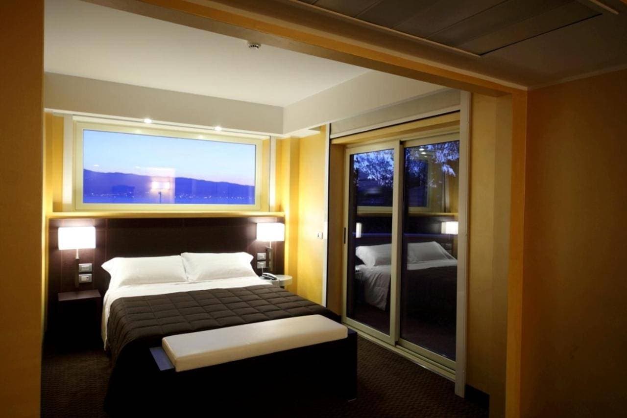 È HOTEL 9