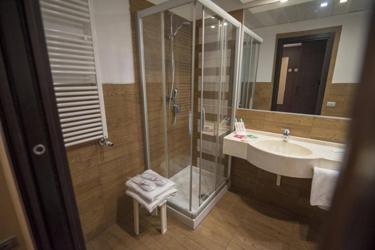 È HOTEL 13