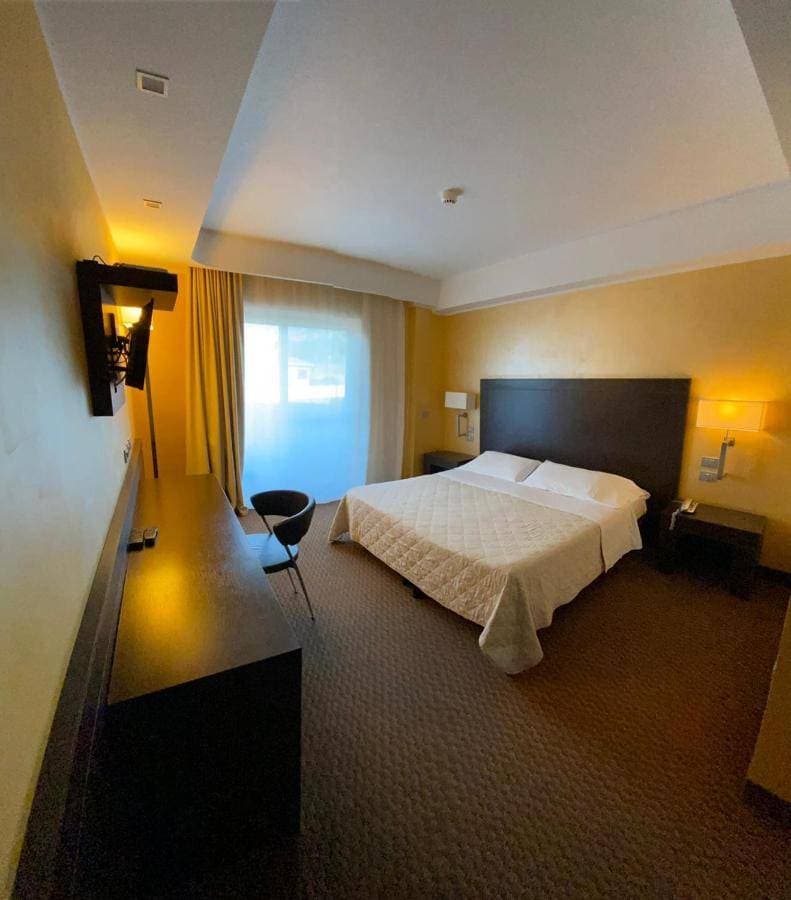 È HOTEL 10