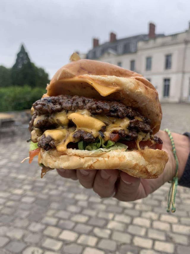 Smash burger premium, boisson, frites, dessert