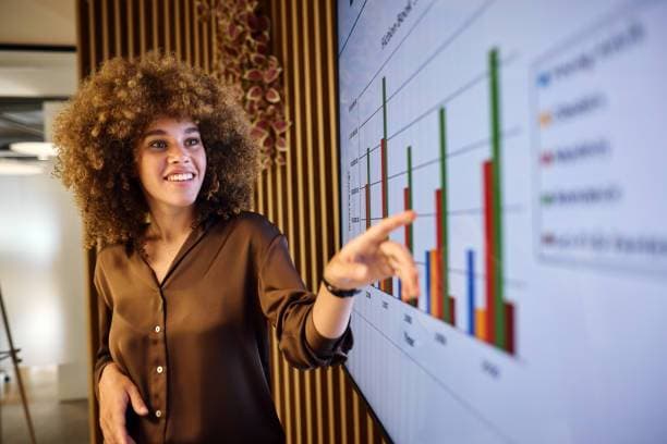 Une femme montre les tendances pour le marché des séminaires en 2025.