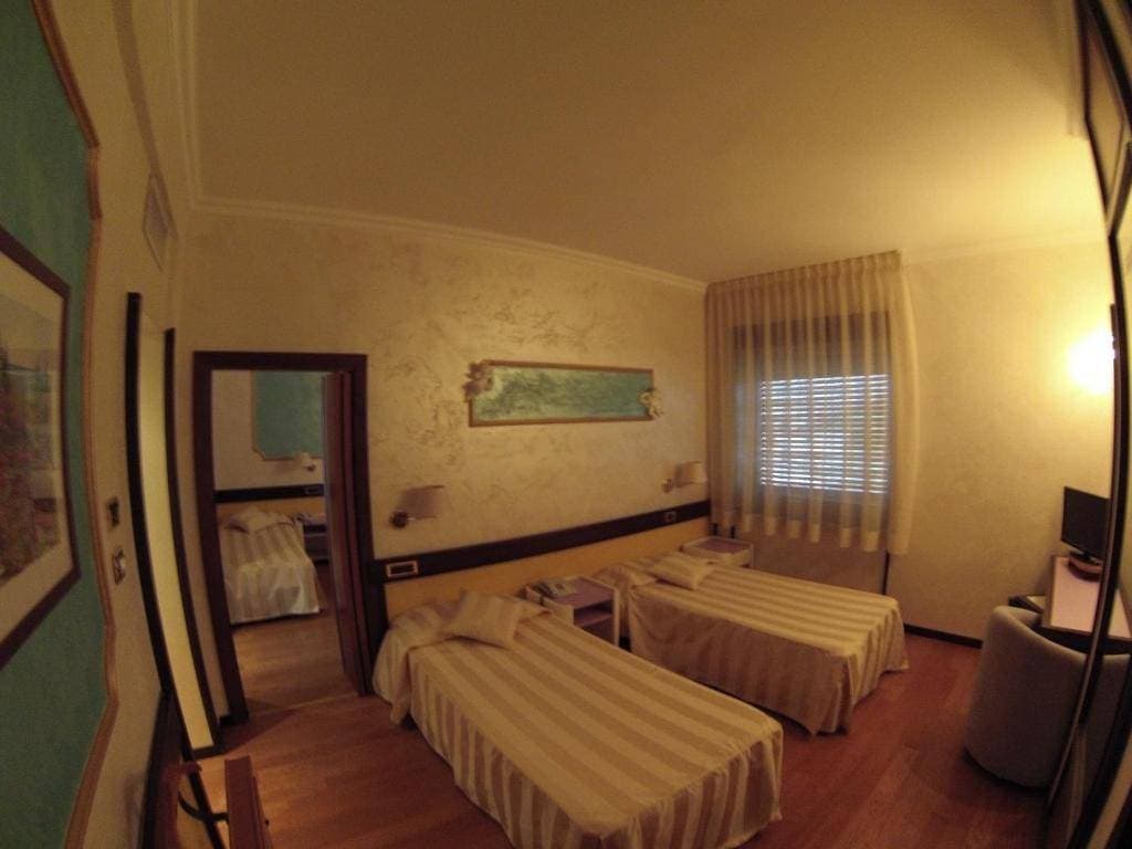 Benny Hotel 13