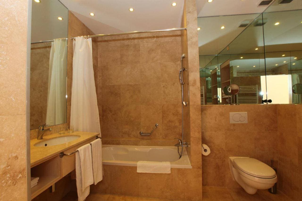 Hôtel du Grand Lac Excelsior 14