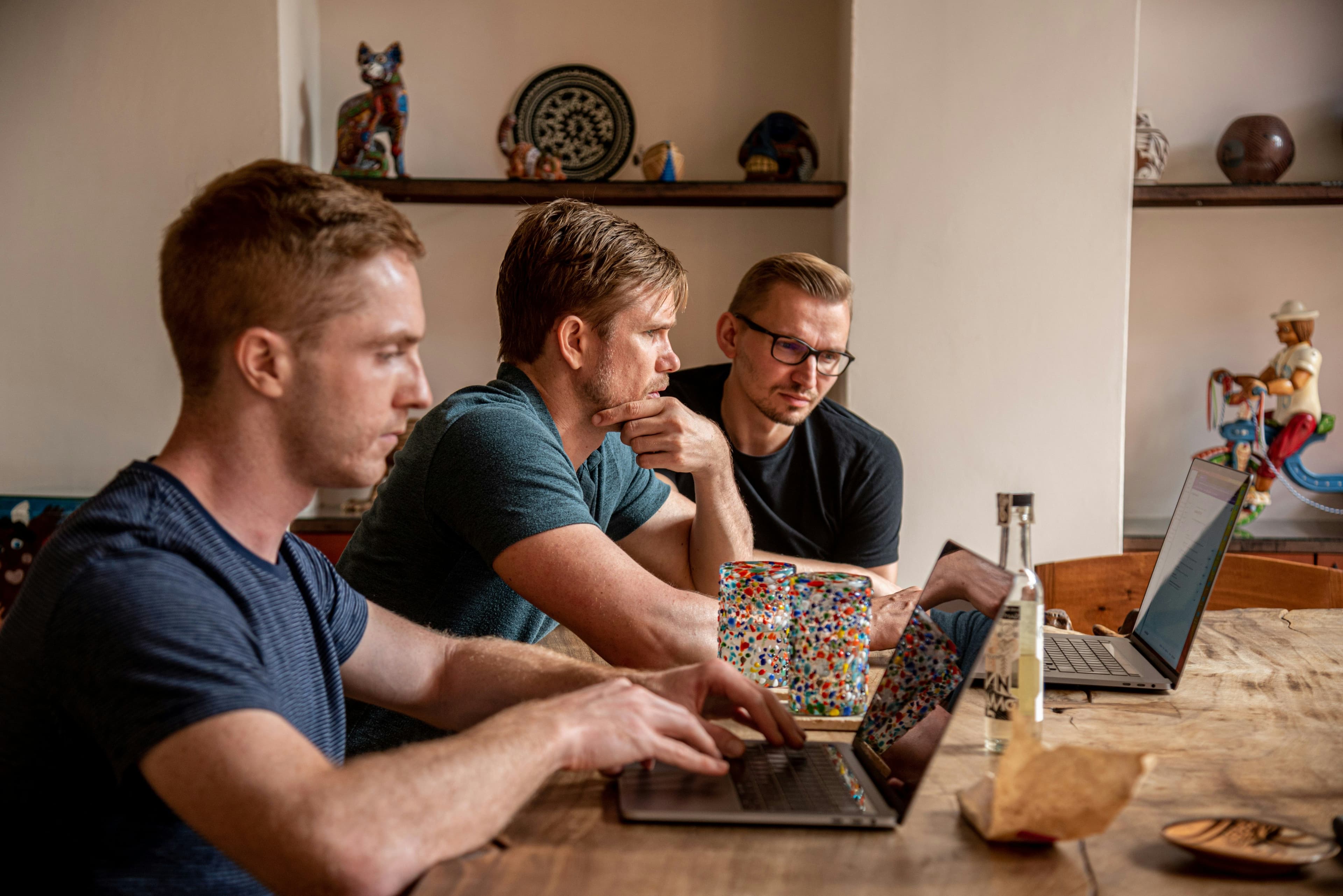 Équipe collaborant sur un exercice de résolution de problème en groupe