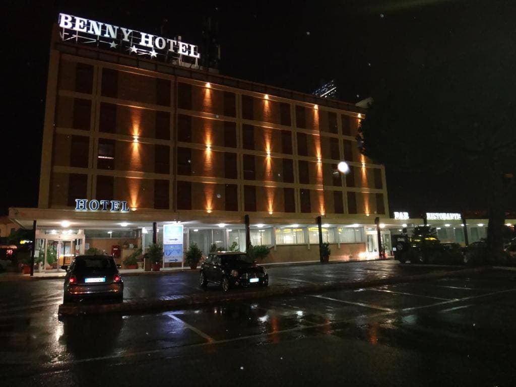 Benny Hotel 1