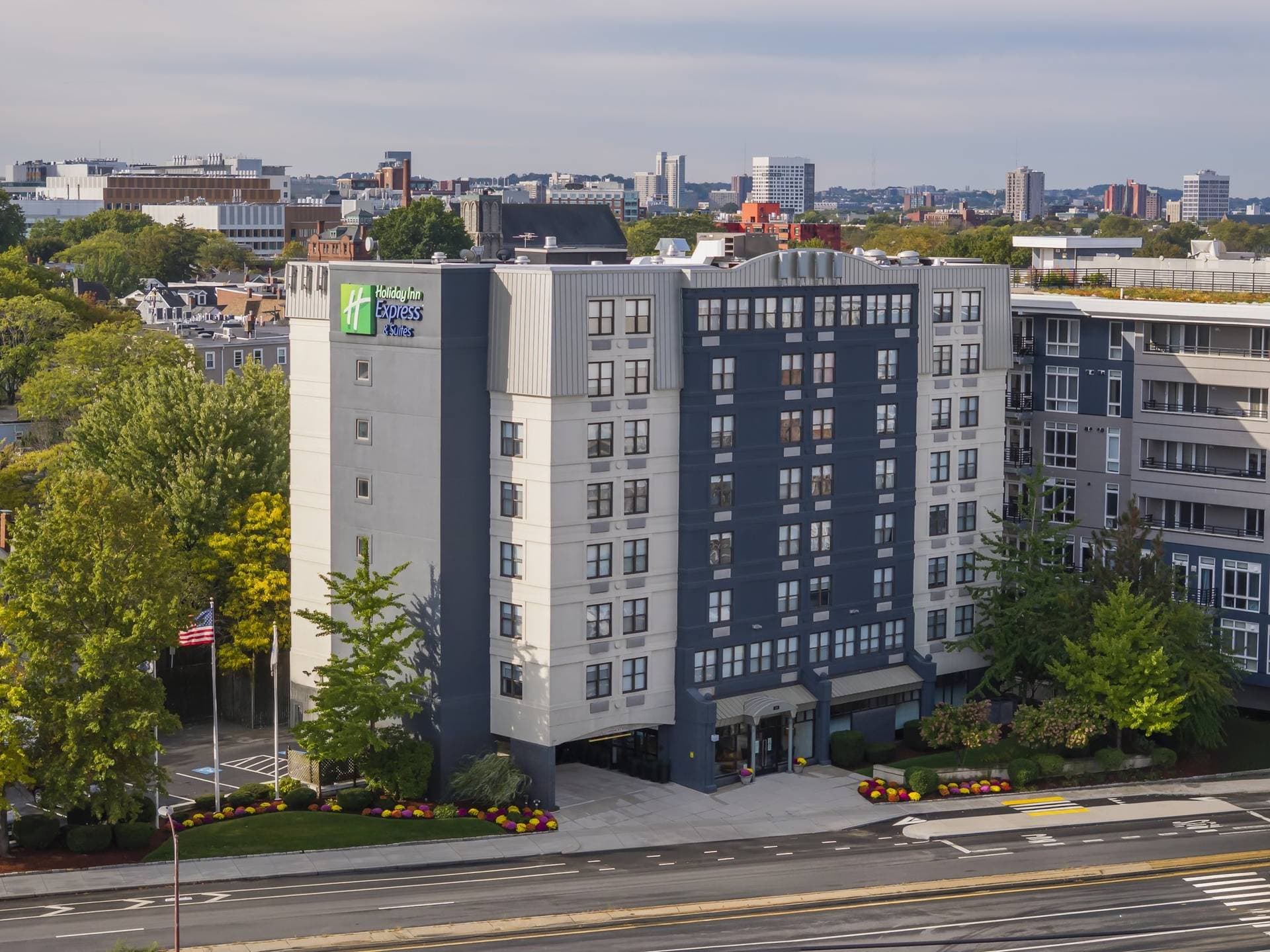 Holiday Inn Express & Suites Boston - Cambridge 1