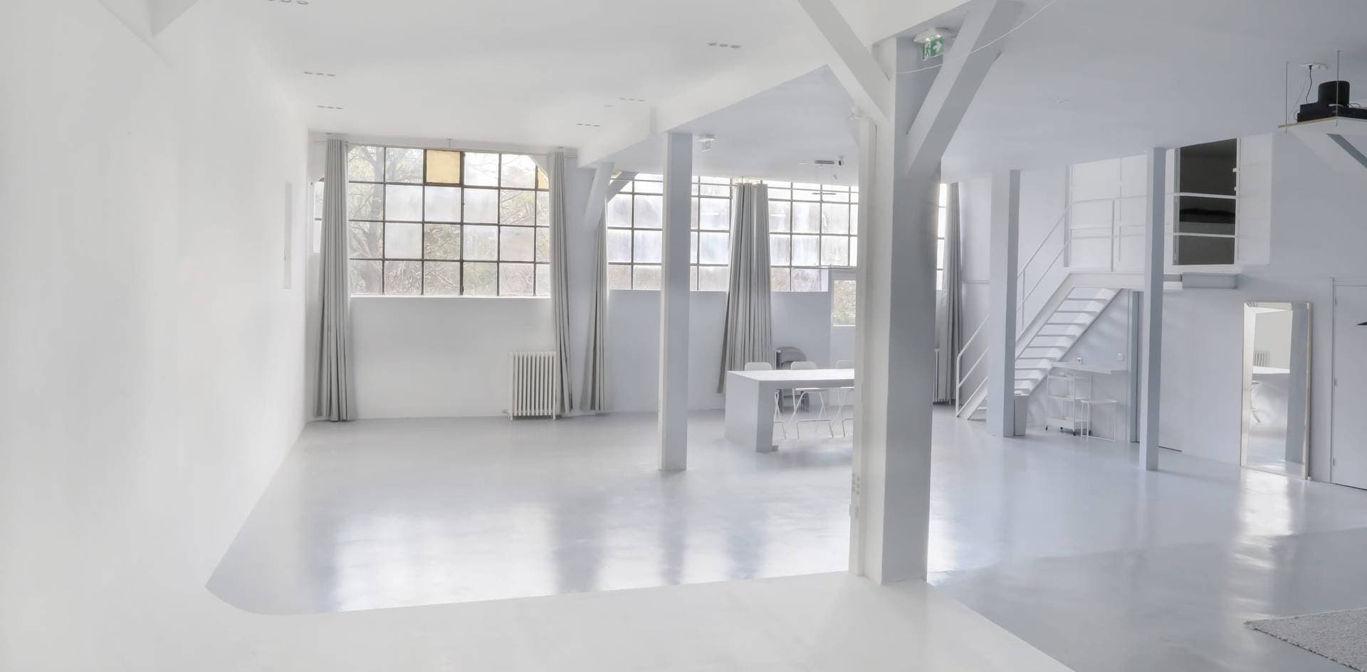 Studio Perle avec grand mur vitré 1