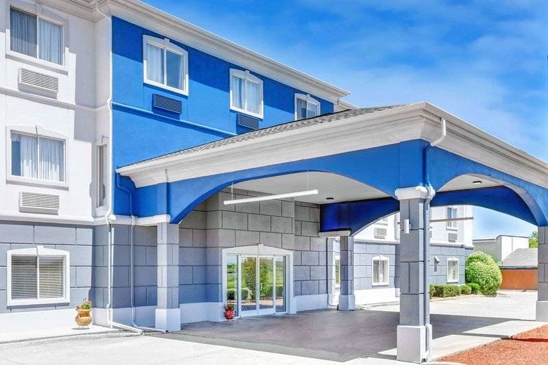 Holiday Inn Express & Suites Sulphur Springs 1