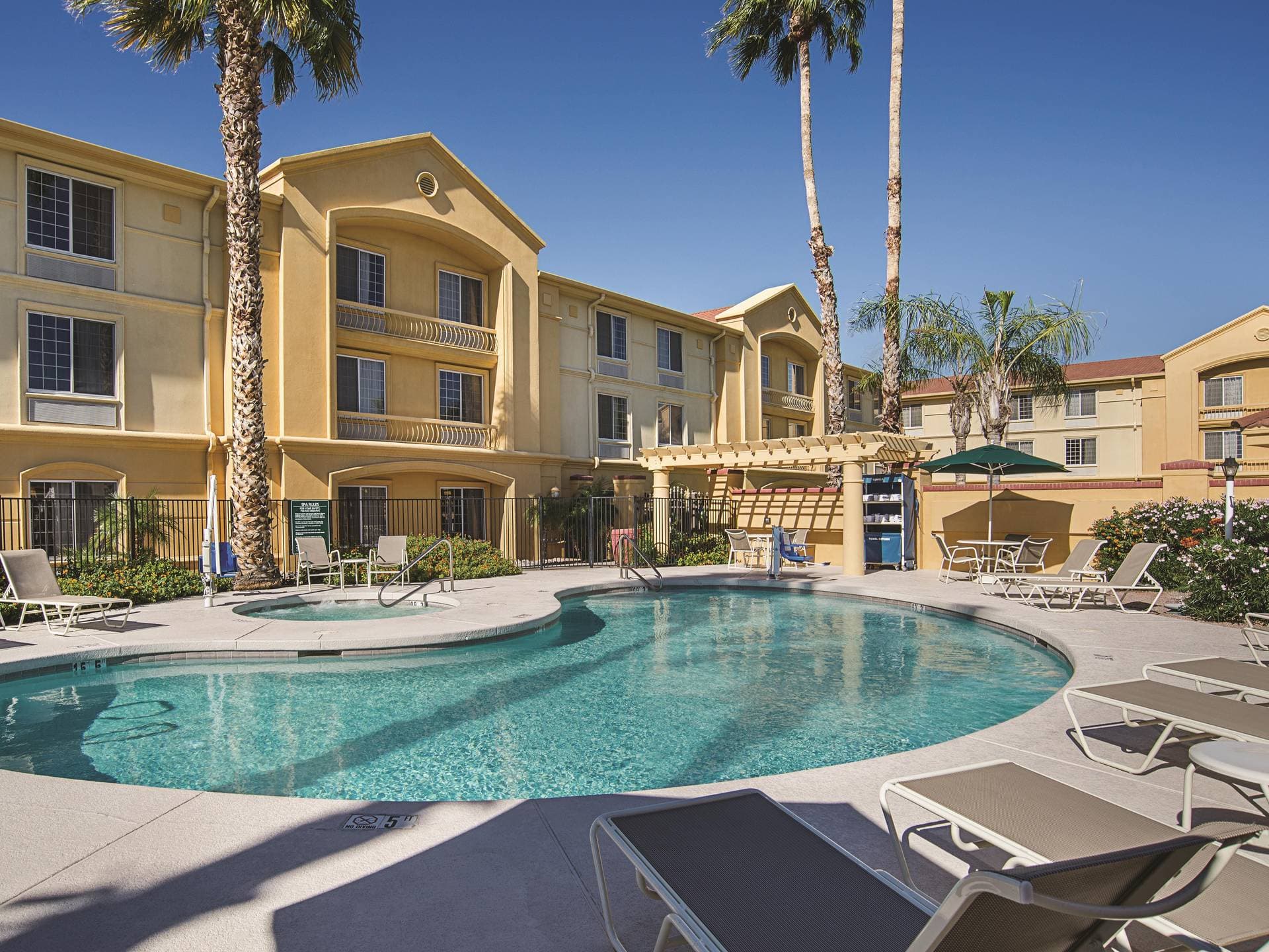La Quinta Inn & Suites by Wyndham Phoenix Scottsdale 1