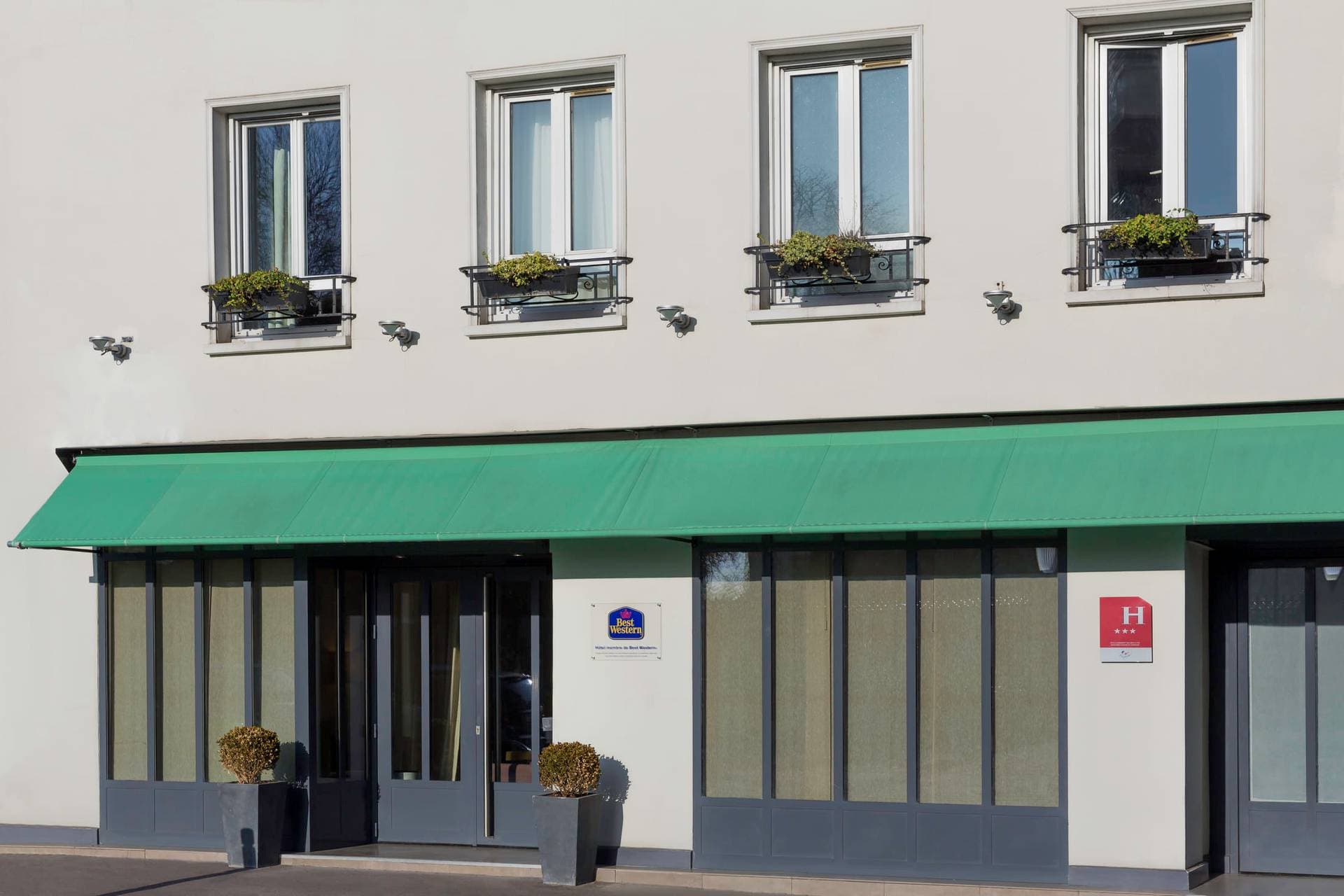 Best Western Hotel Rives de Paris La Defense 1