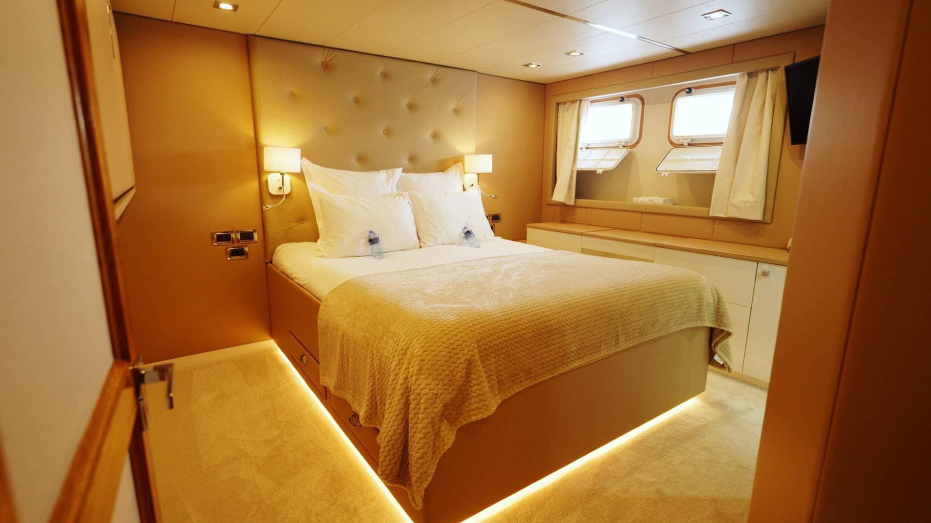 EVA Yacht for Charter 15