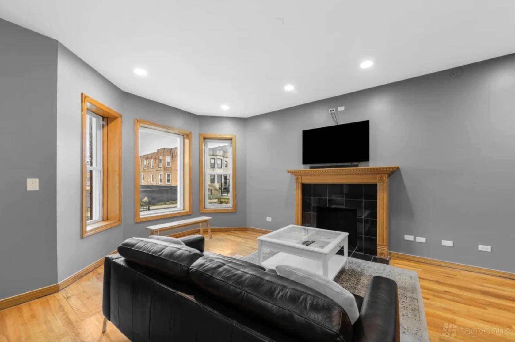 Simple, Clean Apartment for Small Gatherings 3