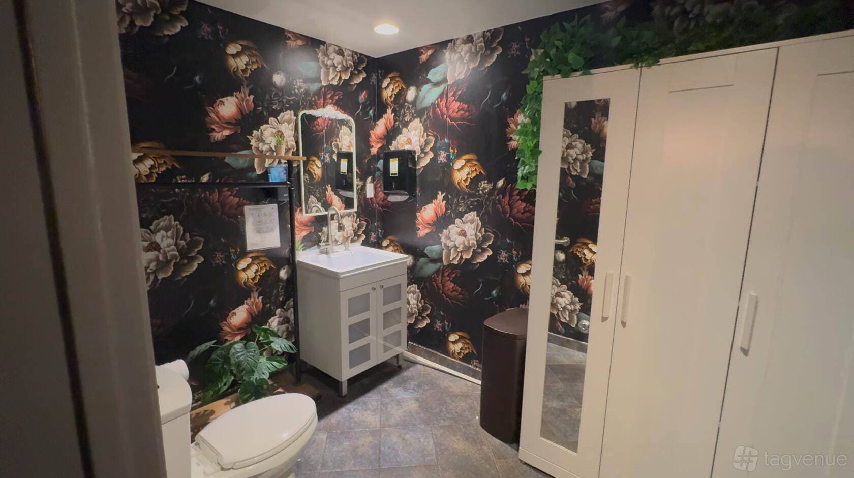 The Green Room on Ventura 7