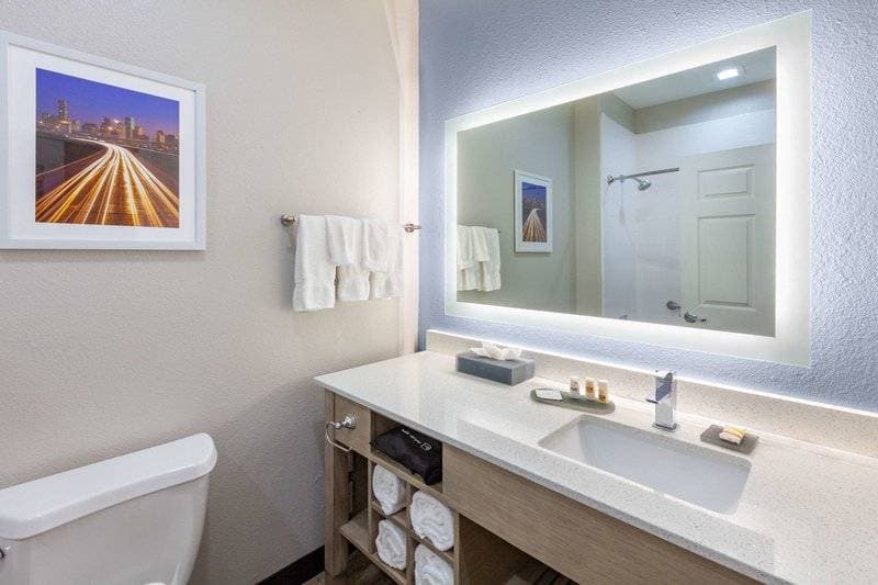 La Quinta Inn & Suites by Wyndham Houston Channelview 31