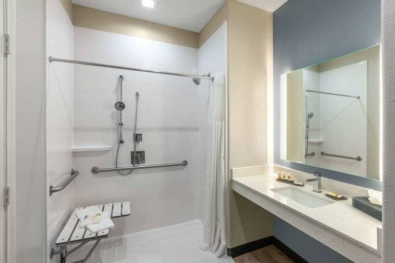 La Quinta Inn & Suites by Wyndham Houston Channelview 30