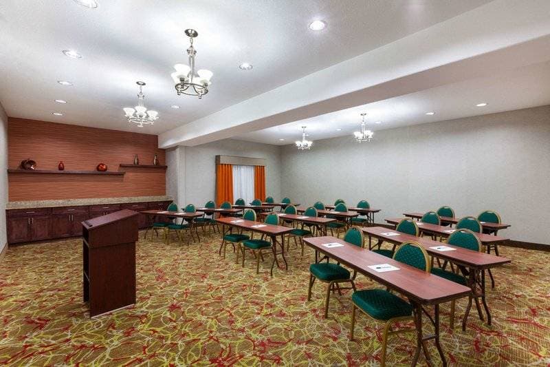 La Quinta Inn & Suites by Wyndham Houston Channelview 39