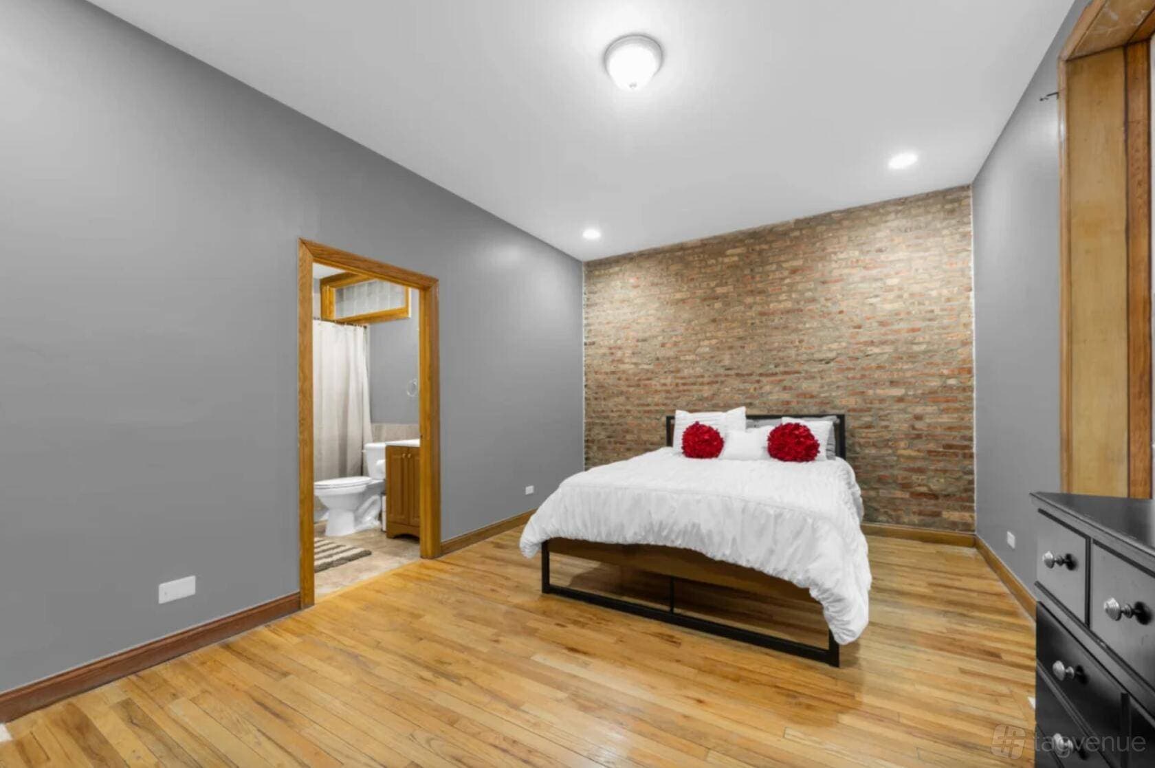 Simple, Clean Apartment for Small Gatherings 7