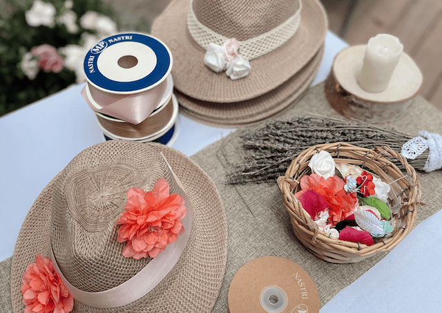 BAR A CHAPEAUX, BAR A CASQUETTES