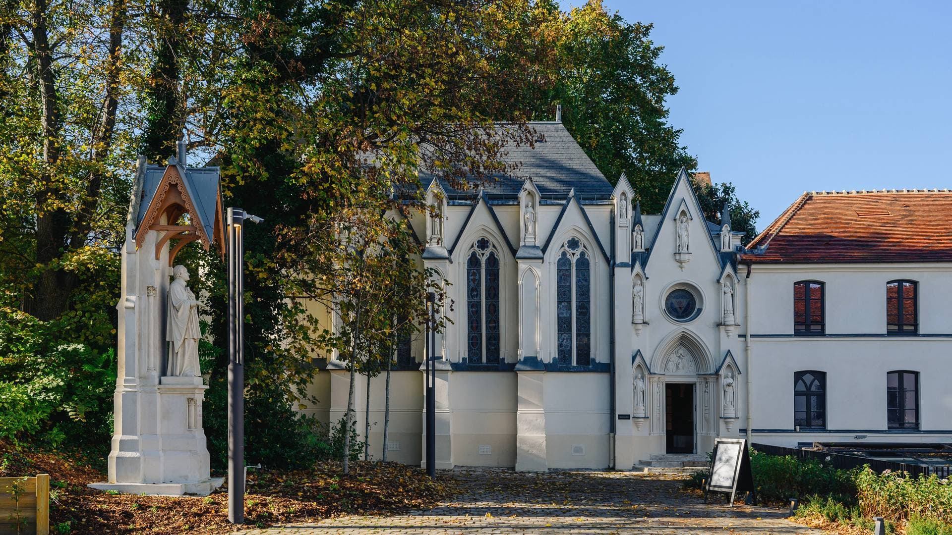 Le Monastic 1
