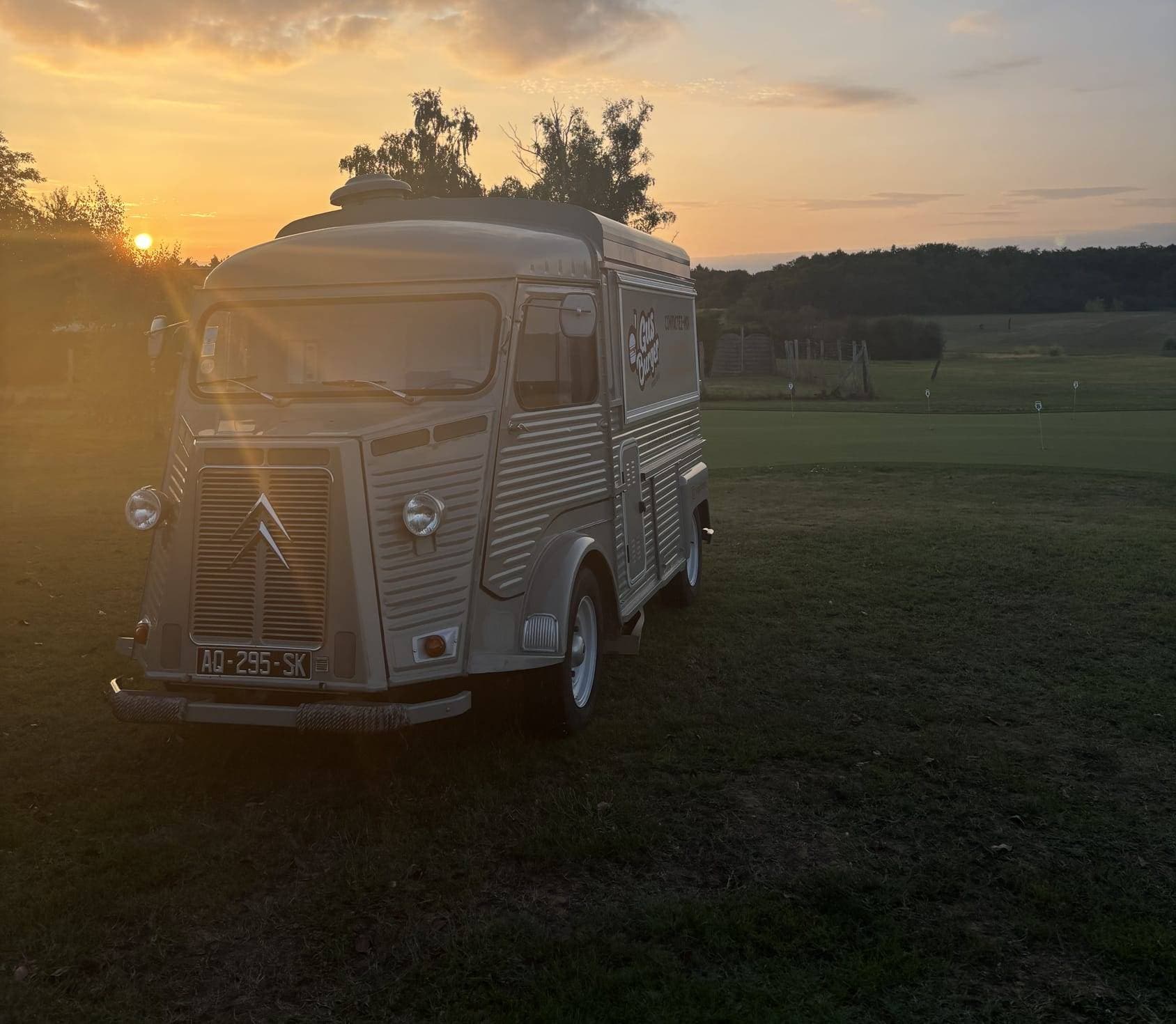 0'Gus Burger - Food truck Vintage - Golf de Fleuray 1