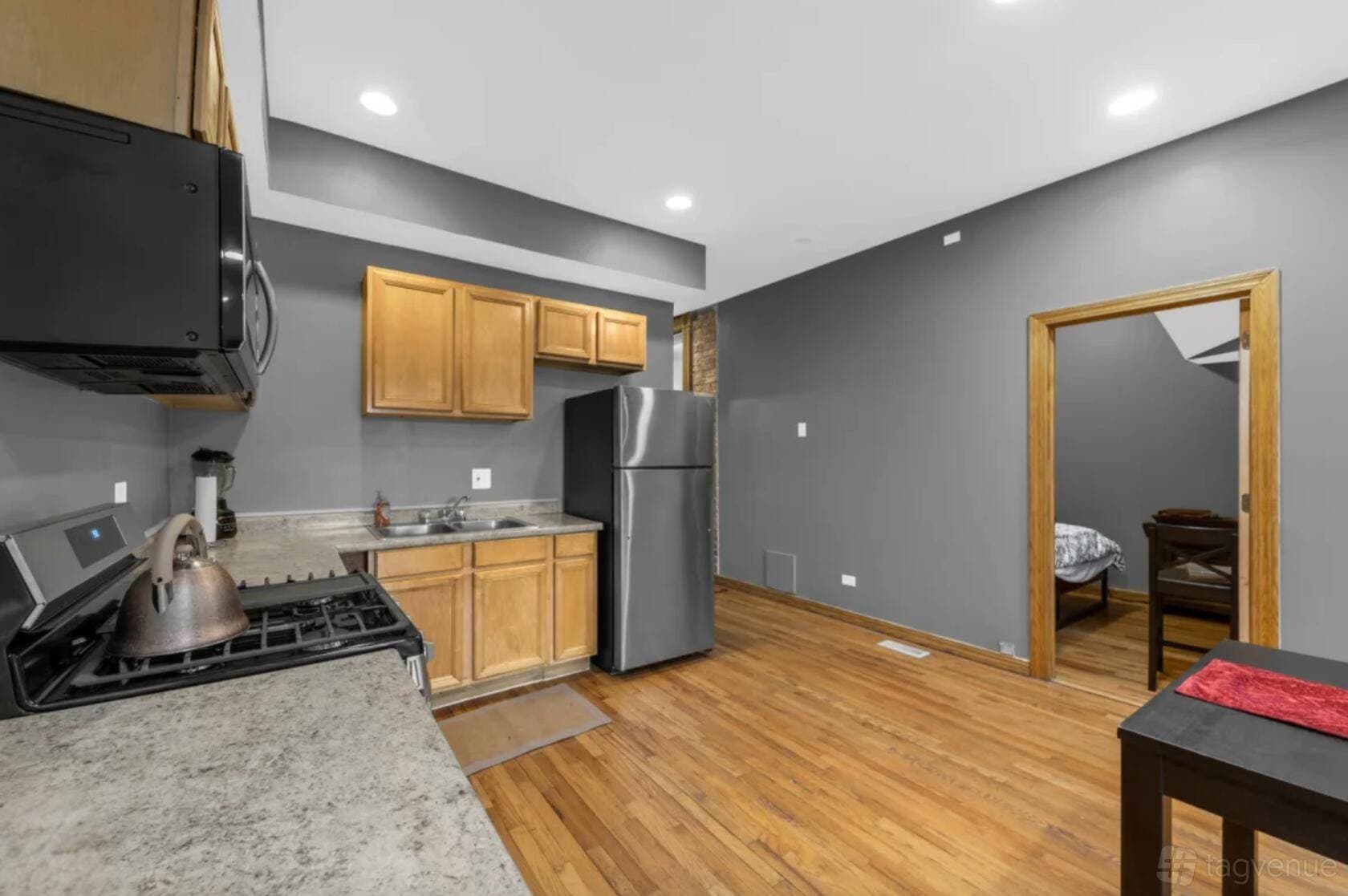 Simple, Clean Apartment for Small Gatherings 4
