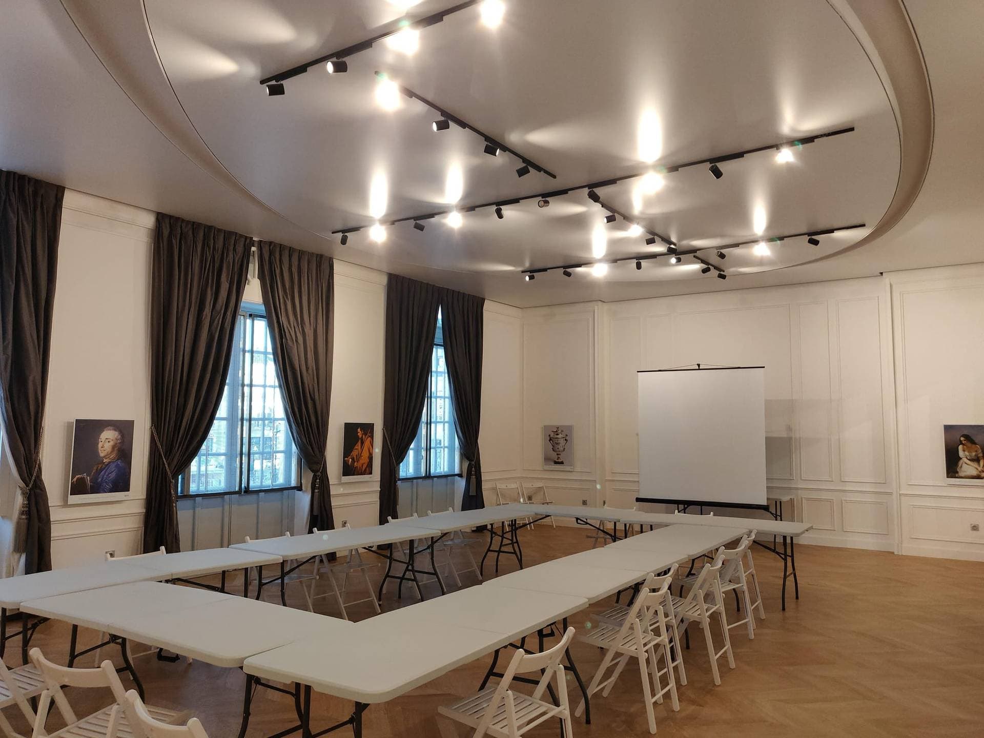 Salle de réception de l'Office du Tourisme 1